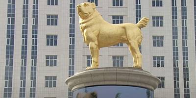 Türkmenistan Başkanı, en sevdiği köpeğin altın heykelini diktirdi