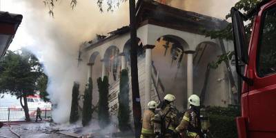 Üsküdar'daki yangında tarihi cami kullanılamaz hale geldi