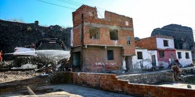 Diyarbakır Surlarının çevresindeki kaçak yapılar yıkılıyor