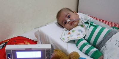 SMA hastası minik Enis tedavi edilmeyi bekliyor