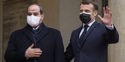 Sisi’ye gizli gizli Fransız nişanı takıldı