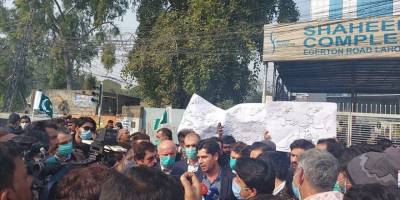 Pakistan'da şantiyelerine polis baskını düzenlenen Türkiyeli işçiler protesto düzenledi