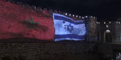 İsrail, Rabat yönetimiyle varılan anlaşmayı kutlamak için Kudüs'ün surlarına Fas bayrağını yansıttı