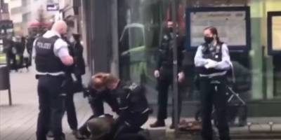 Alman polisinden başörtülü kadına şiddet