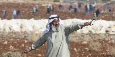 Filistin’in ihtiyar delikanlısı sapanıyla İsrail askerlerine karşı direniyor