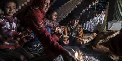 İdlib'de yüz binlerce sivil çadırlarda ısınmak isterken sağlığından oluyor