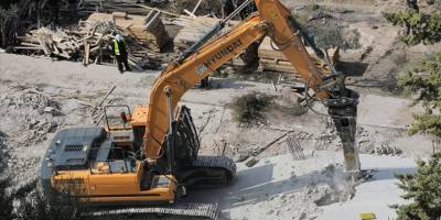 Siyonist İsrail güçleri, Batı Şeria'da yapım aşamasındaki bir camiyi yıktı