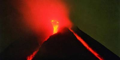 Endonezya'da Merapi Yanardağı'nda son 6 saatte 22 patlama oldu