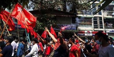 Myanmar'da darbe karşıtı protestolar üçüncü gününde de sürüyor