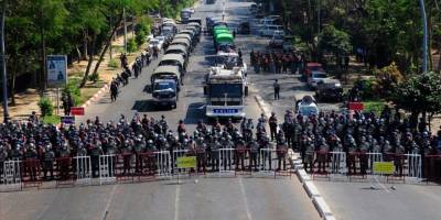 Myanmar'da darbeciler Suu Çii'nin partisinin merkez binasını bastı