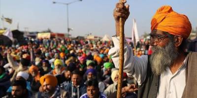 Hindistan'da protestocu çiftçiler demir yollarını kapattı