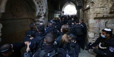 Siyonist İsrail polisi Mescid-i Aksa’da 5 Filistinliyi gözaltına aldı
