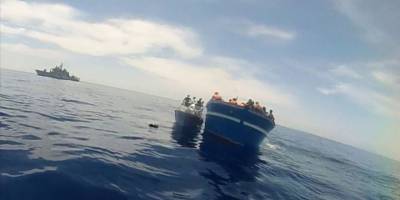İtalya açıklarında göçmenleri taşıyan tekne alabora oldu