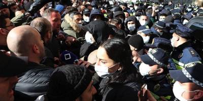 Gürcistan'da protestocular ile polis arasında arbede
