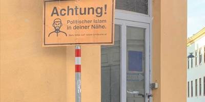 Müslümanların 'dijital harita'yla fişlendiği Avusturya’da camilere ırkçı levhalar asıldı