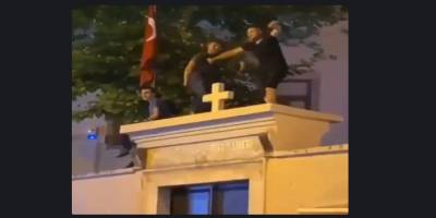 Sarhoş müptezeller kiliseyi hedef aldı! Birileri yine faturayı Erdoğan'a kesti!