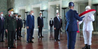 Erdoğan YAŞ vesilesiyle ziyaret ettiği Anıtkabir’de Atatürk’e seslenmiş!