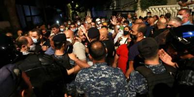 Lübnan'da öfkeli halk Merkez Bankası Başkanı'nın evini basmak istedi
