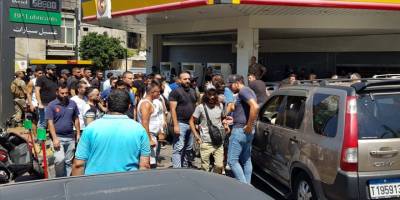 Ekonomik krizdeki Lübnan'da elektrik kesintileri ve yakıt kuyrukları hayatı çekilmez hale getiriyor