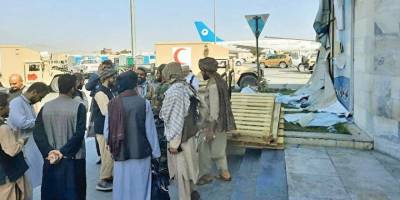 Taliban, havaalanında ABD’nin oluşturduğu tahribatı gidermeye çalışıyor