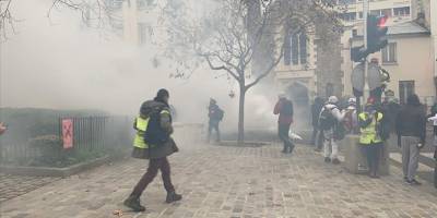 Fransa'da sarı yeleklilerin gösterilerinin 3. yılında şiddet olayları yaşandı