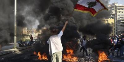 Lübnan'da ekonomik krizi ve elektrik kesintilerini protesto eden halk yolları kapattı