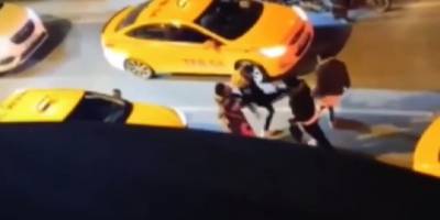 Sarı taksiler turist dövmek için dayanıştı!