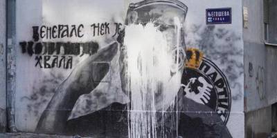 "Bosna Kasabı" Mladic'in duvar resmine boyalı protesto