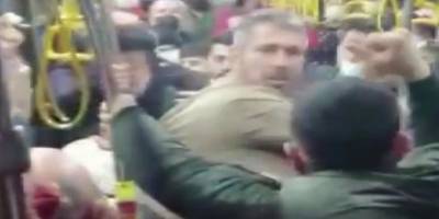 Otobüste mülteci çocuklara saldıran ırkçı, yolculardan dayak yedi!