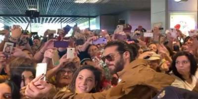 Ünlülere duyulan “tapınma” hissi zekâyı köreltiyor!