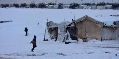 Afrin ve Azez’deki sığınmacı kamplarında kar yağışı sonucu çok sayıda çadır yıkıldı