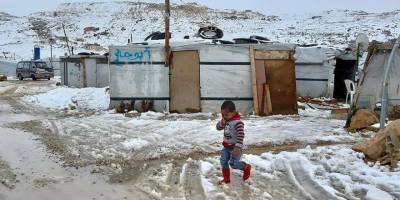 Kışı soğuk çadırlarda yaşamaya mahkum olmuş çocuklar için karın anlamı