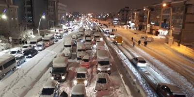 Hizmet bekleyen halka İBB yetkililerinden 