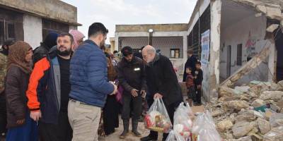 Rejimin saldırılarıyla harabeye dönen Cebeli Zaviye'de yardım dağıtıldı