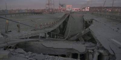 Ukrayna işgalci Rus ordusunun şehre girişini engellemek için köprüleri yıkıyor