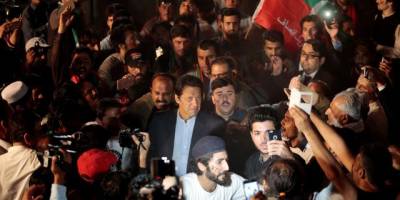 Pakistan'da ''güvensizlik oyu'' krizi