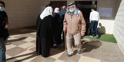 Filistinliler Batı Şeria'da yerel seçimler için oy kullanıyor