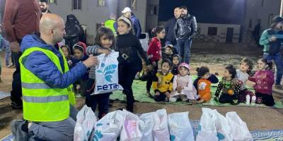 Ankaralı hayırseverler İdlib'de yetimlerle iftar yaptı
