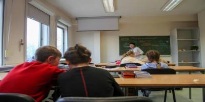 Ukraynalı mülteci çocuklar Polonya'da kendi dillerinde eğitime başladı! Türkiye'de ise ırkçılar Arapça tabelaları tartışıyor…