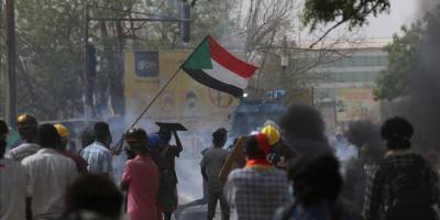 Sudan'da protestoculara karşı Cumhurbaşkanlığına giden yollar dikenli tellerle kapatıldı
