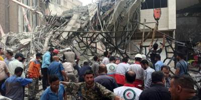 İran'da çöken 10 katlı binada 4 kişi hayatını kaybetti