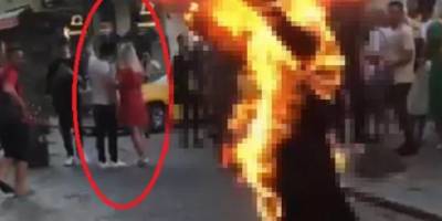 Kendisini yakan şahısla selfie yarışına girenler!