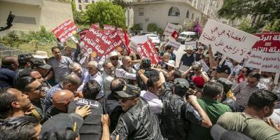 Tunus'ta Anayasa referandumuna karşı düzenlenen protesto polis engeline takıldı