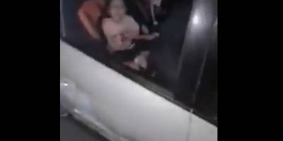 İşgalciler gece, anne babalarını gözaltına alarak iki emzikli bebeği arabada bıraktı