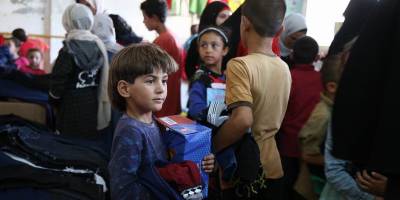 Özgür-Der ve Fetih Vakfı Suriye’de ailelere gıda ve çocuklara bayramlık dağıttı