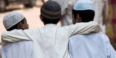 Müslümanlar kimlerle dost kimlerle düşman olurlar?