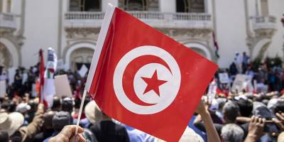 Tunus’ta yeni anayasaya karşı çıkan muhalefet, darbecilerle mücadelede birlik arayışında