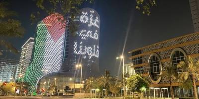 Doha'daki Al Jaber kuleleri, Gazze ile dayanışma amacıyla Filistin bayraklarıyla aydınlatıldı