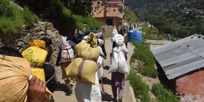 Pakistan'da harap olan altyapı nedeniyle selzedeler saatlerce yürüyor