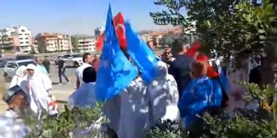 Bari bırakın mazlum Uygurlar zalim Çin’i protesto edebilsinler!